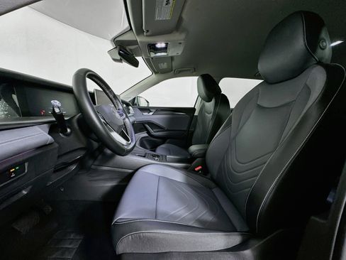 Used 2026 Volkswagen Tiguan SE FWD image 13