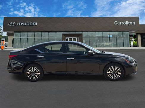 Used 2025 Nissan Altima 2.5 SV FWD image 4