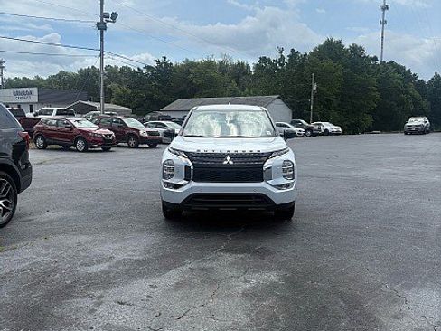 Used 2023 Mitsubishi Outlander SE AWD/4WD image 1