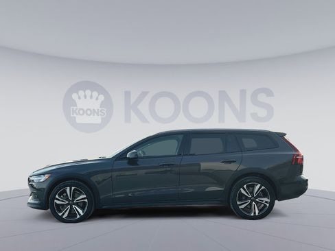 Used 2025 Volvo V60 B5 Cross Country Plus image 2