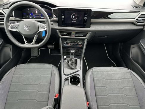 New 2026 Volkswagen Taos SE image 14