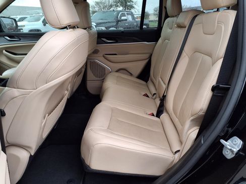 Used 2022 Jeep Grand Cherokee Limited w/ Luxury Tech Group II image 17