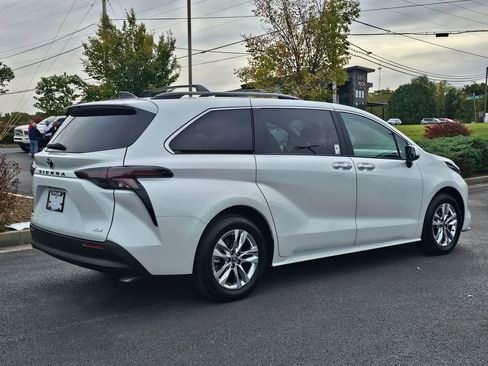 Used 2025 Toyota Sienna XLE image 6