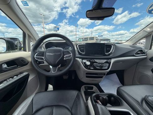 Used 2024 Chrysler Pacifica Touring-L FWD image 14