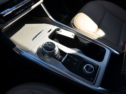 Used 2022 Ford Explorer XLT w/ Equipment Group 202A image 13