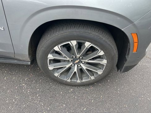 Used 2025 Chevrolet Suburban High Country image 9