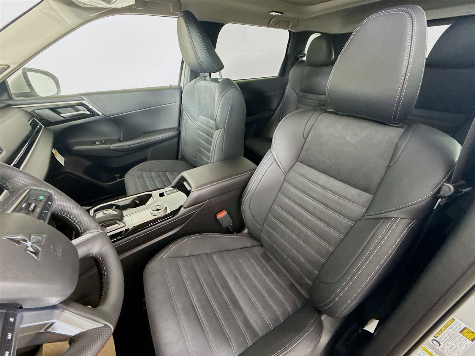 New 2026 Mitsubishi Outlander SE FWD image 2