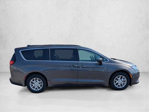 Used 2017 Chrysler Pacifica LX FWD image 4