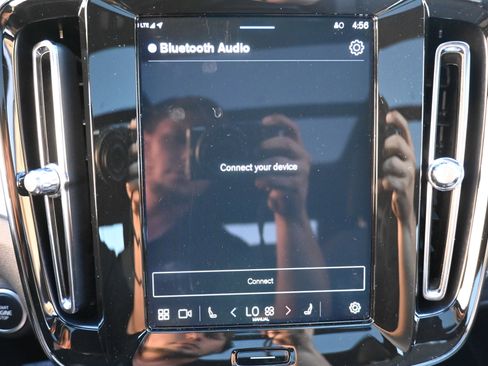 Used 2025 Volvo XC40 B5 Core image 28