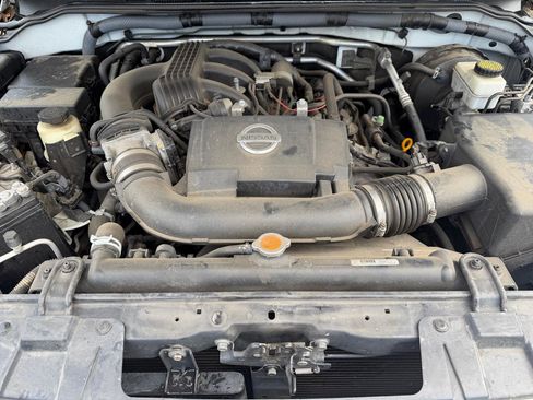 Used 2010 Nissan Frontier SE w/ SE Value Truck Pkg AWD/4WD image 12