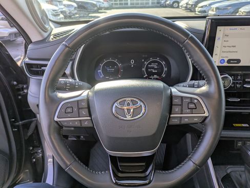 Used 2023 Toyota Highlander Limited image 18