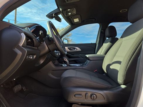 Used 2023 Chevrolet Traverse LT image 16
