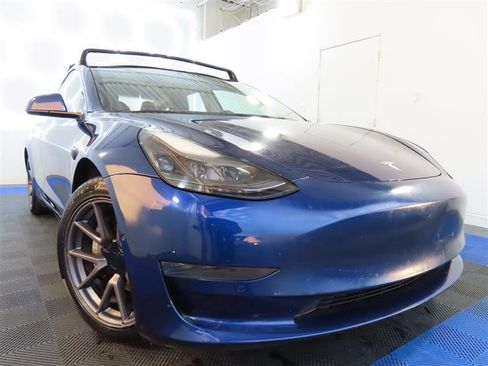 Used 2022 Tesla Model 3 Standard Range image 3