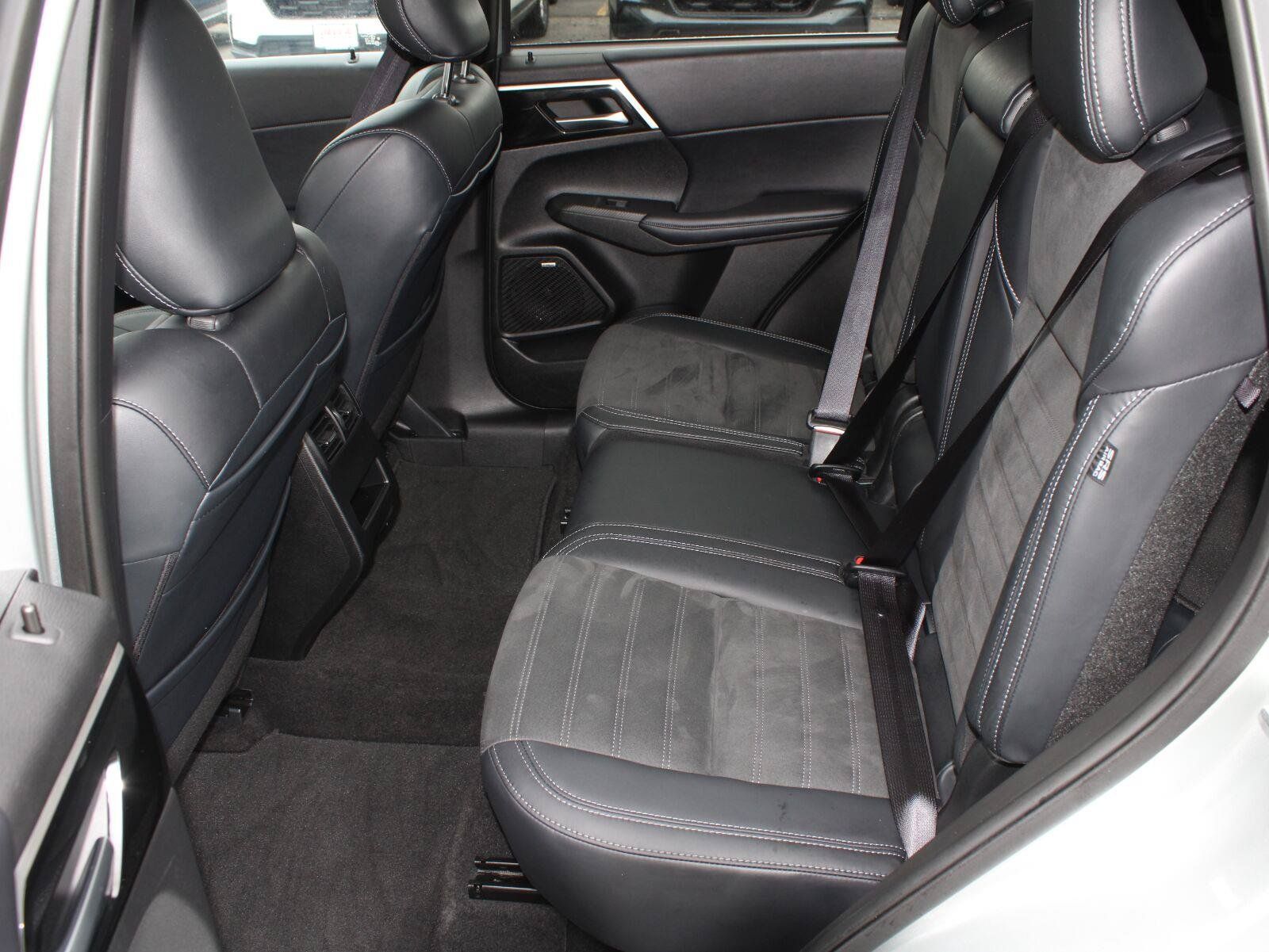 Used 2025 Mitsubishi Outlander SE AWD/4WD image 17