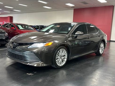 Used 2018 Toyota Camry XLE image 3