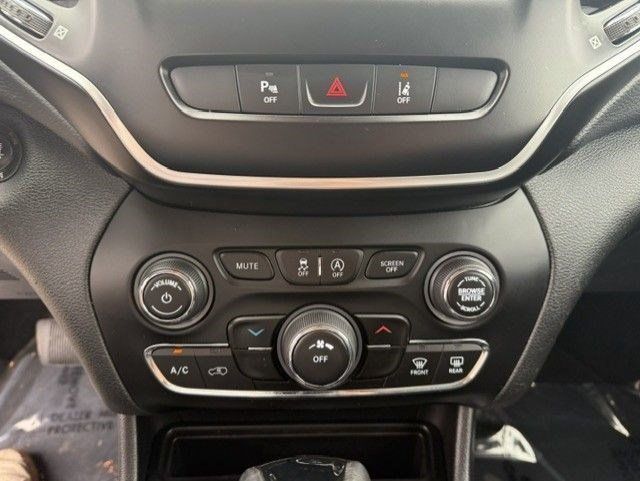 Used 2021 Jeep Cherokee Latitude Plus AWD/4WD image 17
