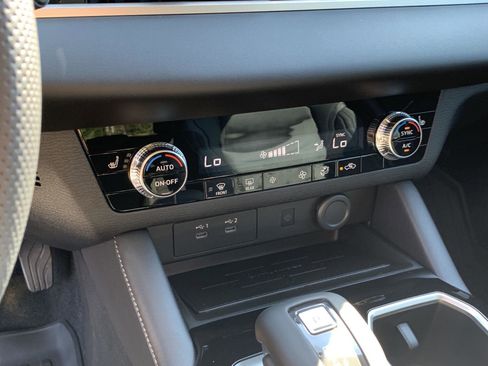 New 2025 Mitsubishi Outlander SE image 13