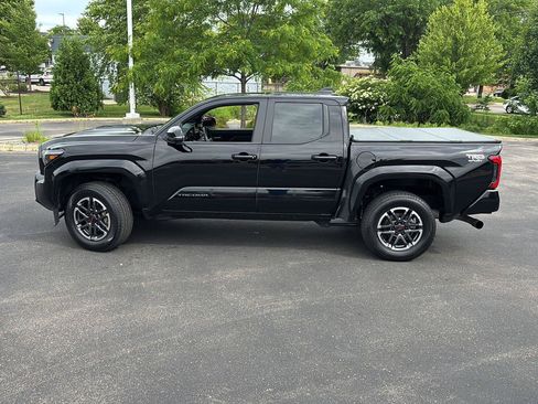 Used 2024 Toyota Tacoma TRD Sport w/ TRD Sport Premium Package AWD/4WD image 23