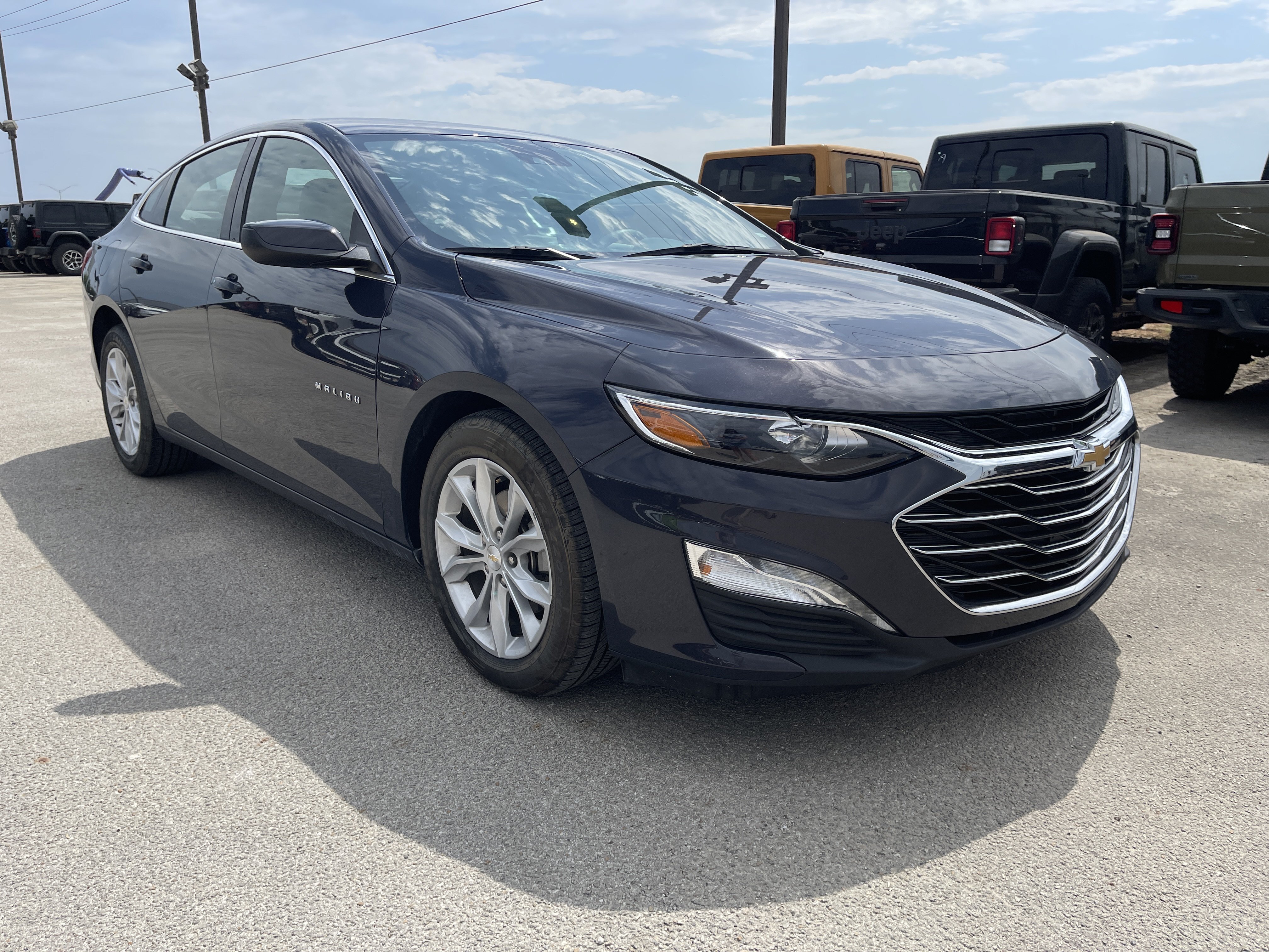 Used 2025 Chevrolet Malibu LT FWD image 2