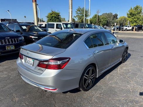 Used 2017 Honda Accord Touring image 4