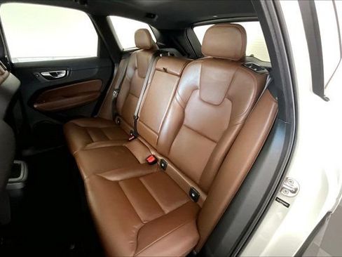 Used 2022 Volvo XC60 B5 Momentum AWD/4WD image 19