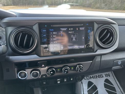 Used 2018 Toyota Tacoma TRD Sport image 12