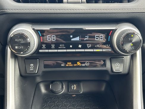 Used 2025 Toyota RAV4 XLE FWD image 29