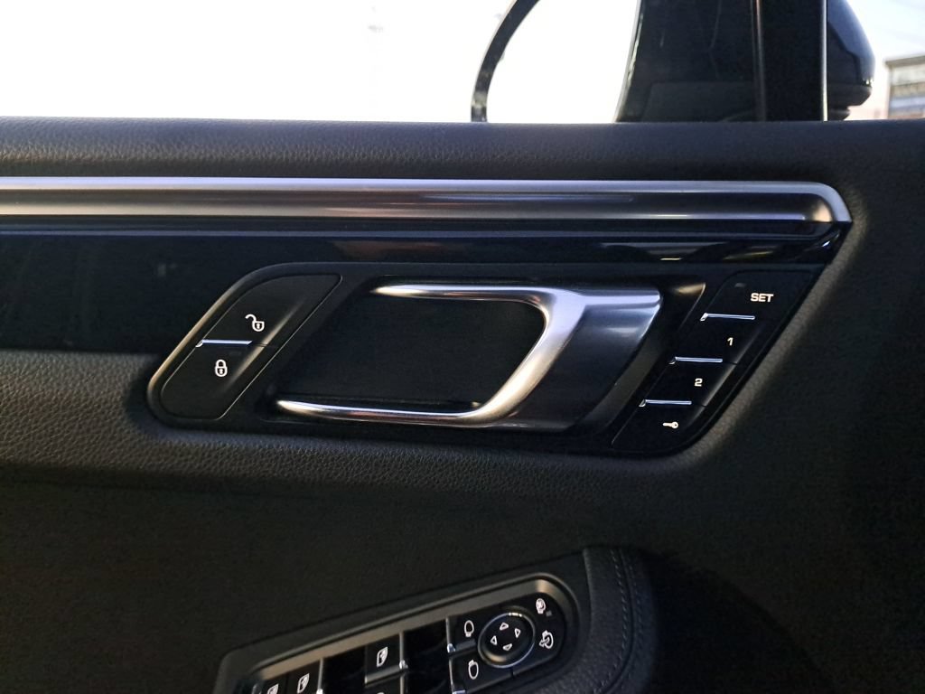 Used 2018 Porsche Macan AWD/4WD image 33
