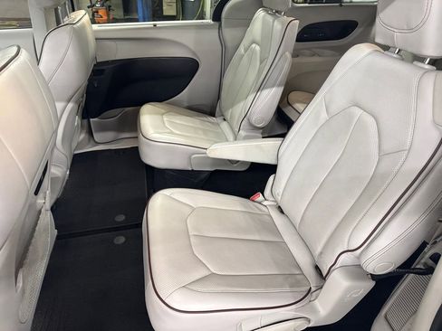 Used 2019 Chrysler Pacifica Limited image 26