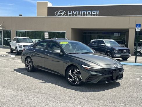 Certified 2025 Hyundai Elantra SEL FWD image 1