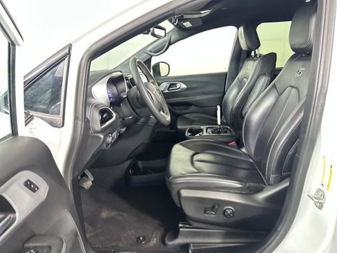 Used 2023 Chrysler Pacifica Touring-L w/ Uconnect Theater Family Group image 11