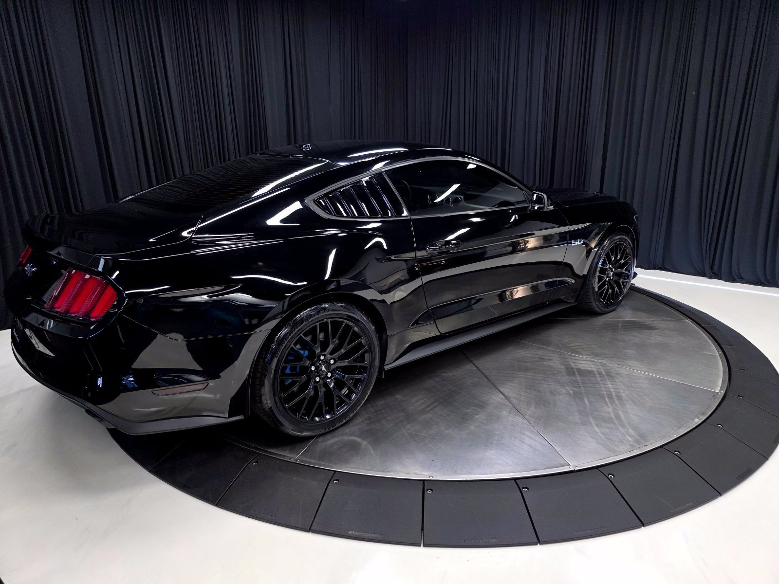 Used 2017 Ford Mustang GT Premium w/ GT Performance Package RWD image 13