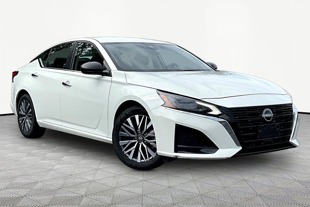 Used 2025 Nissan Altima 2.5 SV FWD image 3