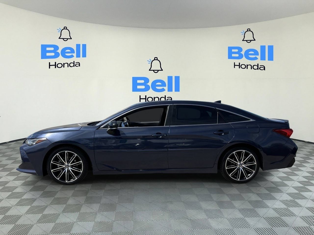 Used 2019 Toyota Avalon Touring w/ Advanced Safety Package FWD image 2
