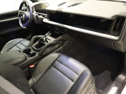 Used 2024 Porsche Cayenne AWD/4WD image 17