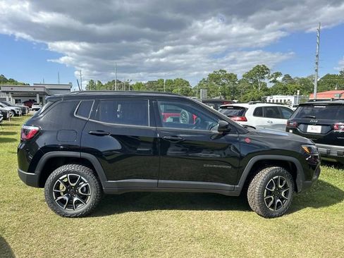 New 2026 Jeep Compass Trailhawk w/ Sun, Sound & Navigation Group AWD/4WD image 6