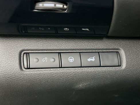 Used 2025 Nissan Pathfinder SV image 17