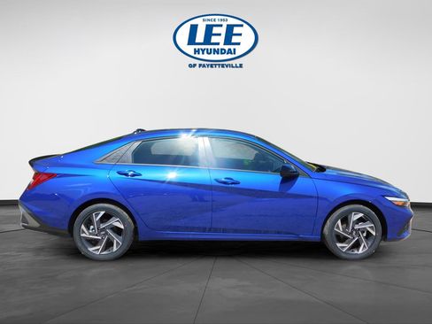 Certified 2025 Hyundai Elantra SEL image 2