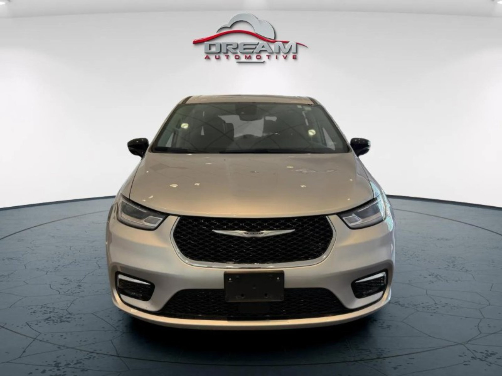 Used 2024 Chrysler Pacifica Touring-L FWD image 3