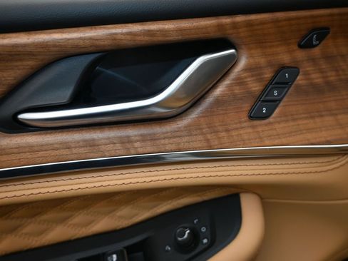 New 2025 Jeep Grand Cherokee Summit image 14