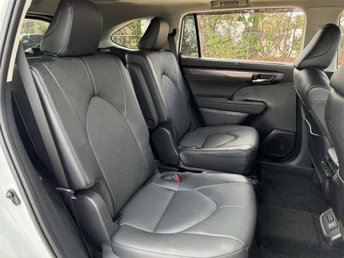 Used 2024 Toyota Highlander Platinum image 31