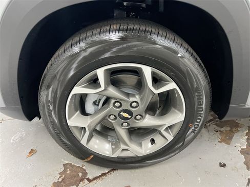 Certified 2025 Chevrolet Trax LT image 25