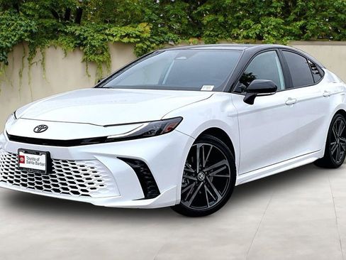 Used 2025 Toyota Camry XSE FWD image 3