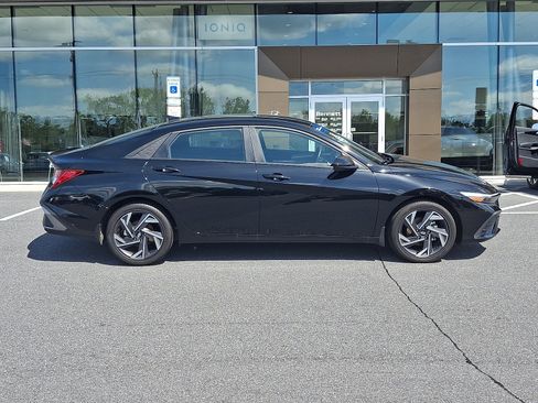 Used 2025 Hyundai Elantra SEL FWD image 7