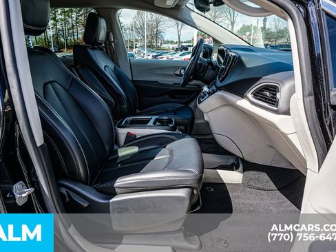 Used 2024 Chrysler Pacifica Touring-L FWD image 23