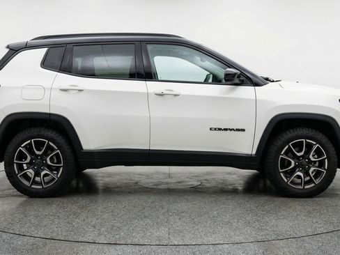 Used 2025 Jeep Compass Trailhawk AWD/4WD image 11