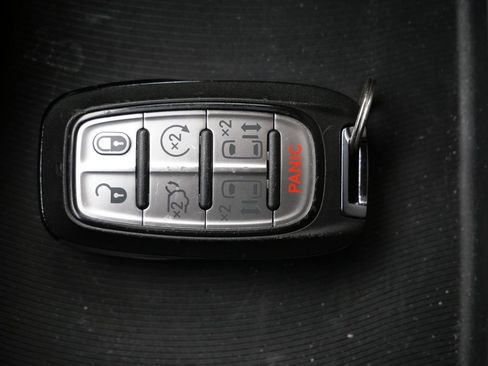Used 2025 Chrysler Pacifica Select FWD image 32