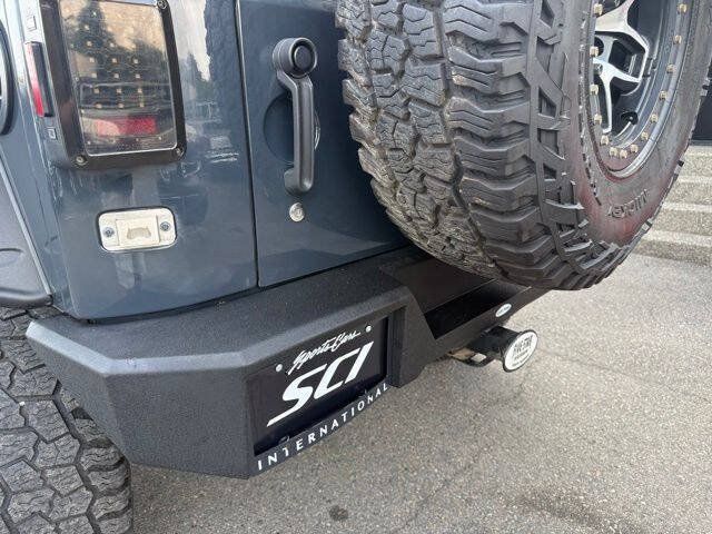 Used 2017 Jeep Wrangler Unlimited Rubicon w/ Max Tow Package AWD/4WD image 13