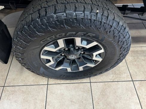 Used 2022 Toyota Tacoma TRD Off-Road image 18