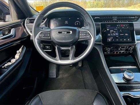 Used 2023 Jeep Grand Cherokee Altitude image 8